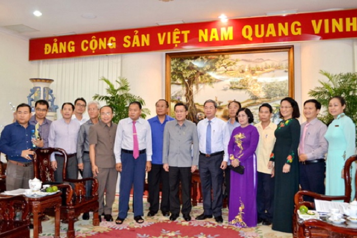Đoàn cán bộ tỉnh Savanakhet chụp ảnh với lãnh đạo tỉnh Đồng Nai