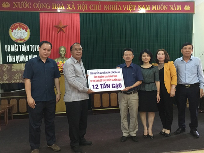 Đại diện Ban Cứu trợ tỉnh tiếp nhận hỗ trợ của tỉnh Savannakhet (CHDCND Lào).