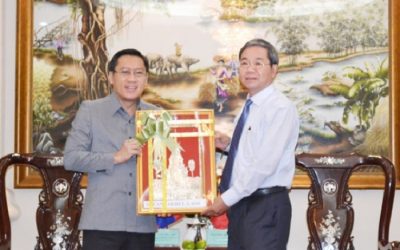 Ông Phosay Xayasone (trái) tặng quà cho Phó chủ tịch UBND tỉnh Nguyễn Quốc Hùng