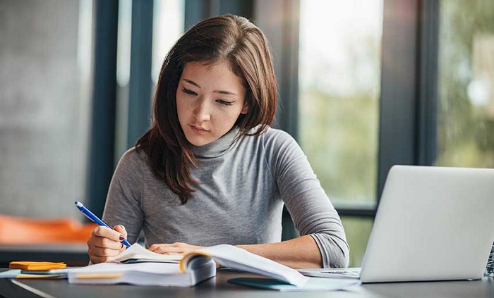 Bắt đầu viết bài luận sớm sẽ giúp bạn hoàn thành bộ hồ sơ du học Mỹ một cách tốt nhất.